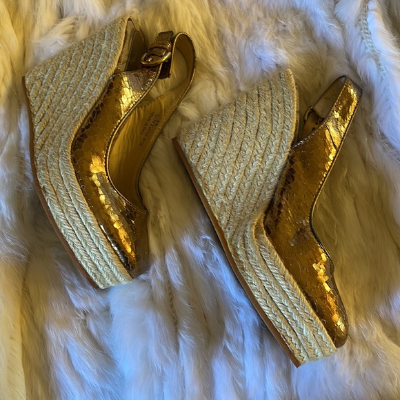 Coach wedges some wear - Picture 2 of 11